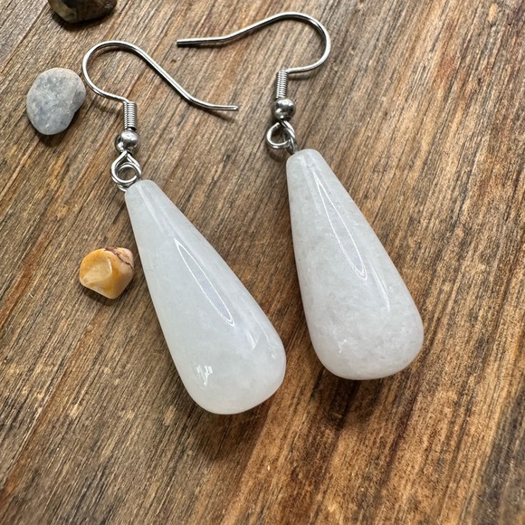 Elegant White Teardrop Earrings jade - Picture 1 of 1